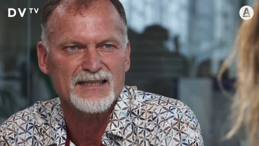 Že je sklenice hmotná, je trochu iluze. Existujeme jen tady a teď, říká vědec z CERN