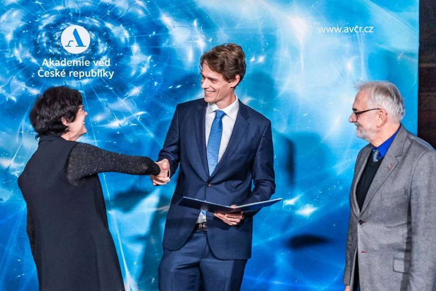 AV ČR: Gerrit Angst přebírá prémii z rukou předsedkyně Akademie věd ČR, Evy Zažímalové, za přítomnosti ředitele Biologického centra AV ČR, Libora Grubhoffera