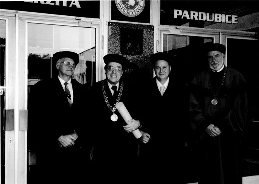 ČSHS: Obr. 19: Prof. Georges Guiochon při udělení čestného doktorátu Univerzity Pardubice. Zleva: prof. Jaroslav Churáček, laureát prof. Georges Guiochon, autor a prof. Karel Vytřas (prorektor)