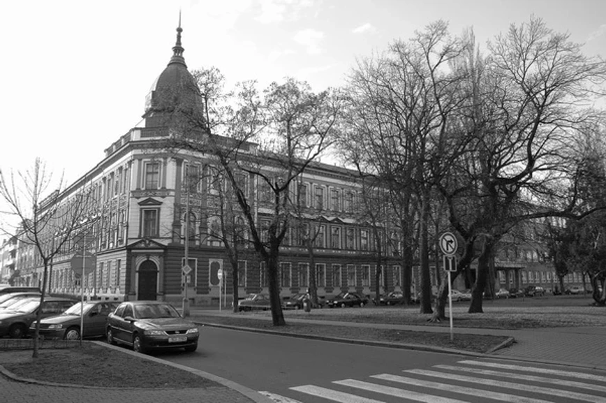 ČSHS: Obr. 1: Dnes zrenovovaná budova bývalé strojnické průmyslovky na Náměstí Legií (dříve Leninovo nám.), sídlo VŠCHT v Pardubicích