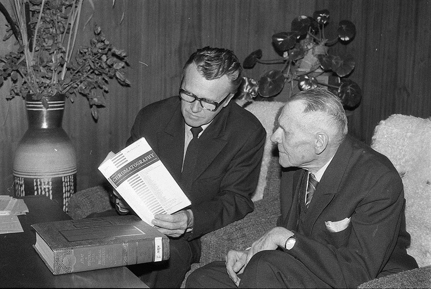 ČSHS: Obr. 2: Prof. Churáček ukazuje prof. Jurečkovi jednu ze svých publikací v časopisu Journal of Chromatography