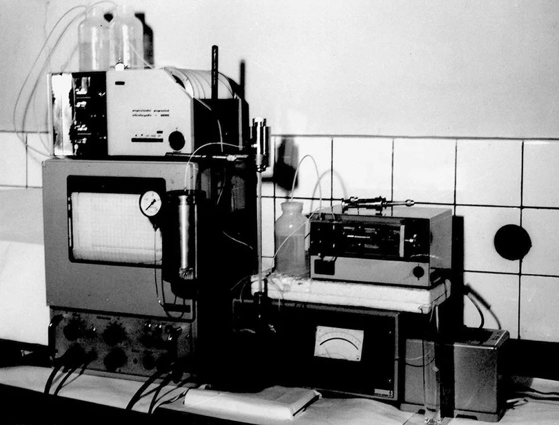ČSHS: Obr. 4: Pohled na kapalinový chromatograf s fotometrickým detektorem, byretovou skleněnou kolonou, isokratickým a gradientovým mikročerpadlem a převodníkem pro čerpání agresivních mobilních fází