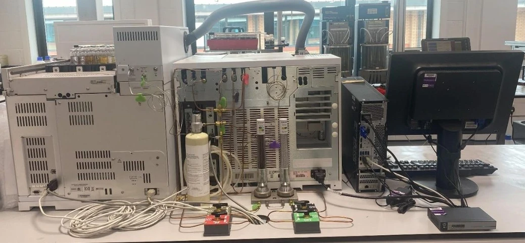 ChromSolutions: Instalace analyzátoru plynu TOGA se štítky pro plyn.