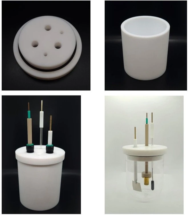 FZU AV ČR / VK01010022-V8: Kompletní elektrochemická cela (variabilní spodek cely z PTFE materiálu (vlevo) nebo ze skla (vpravo)) s osazením tříelektrodového systému. Vpravo osazení víka elektrochemické cely 3 elektrodami (zleva doprava: pomocná CE – velkoplochá Pt, pracovní W – držák s nábojnicí a referentní RE – chloridostříbrná).