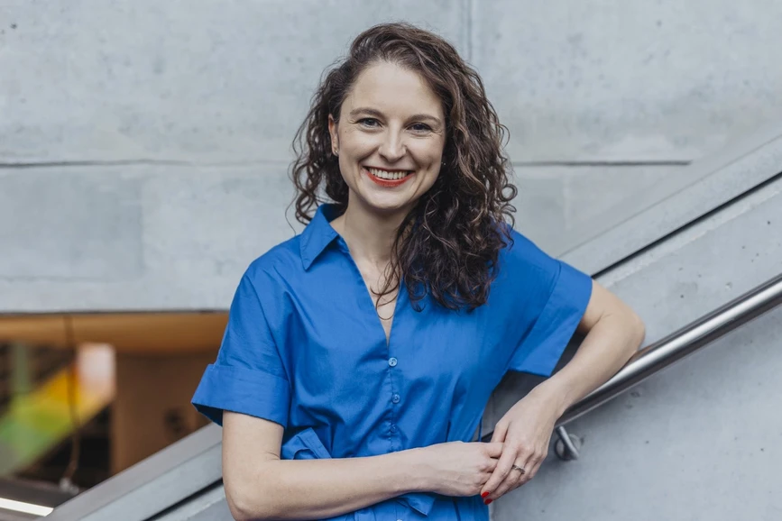 Forum: Magazín Univerzity Karlovy/Veronika Vachule Nehasilová, Vladimír Šigut: Pavlu Hubálkovou jsme fotili v prostorách Národní technické knihovny.