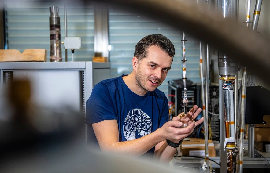 Forum: Magazín Univerzity Karlovy/Vladimír Šigut: Michal Vališka zkoumá, jak se materiál stane supravodičem