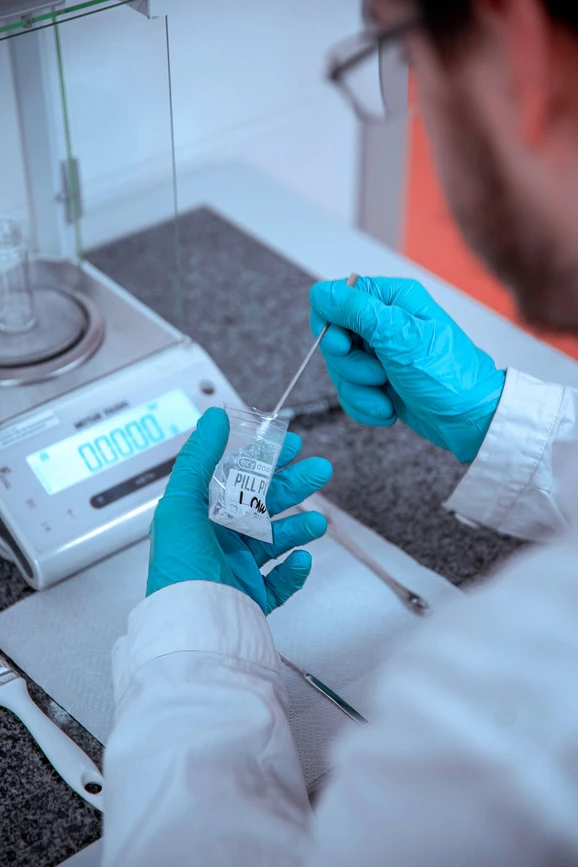 Janoshik: Kariéra - laborant