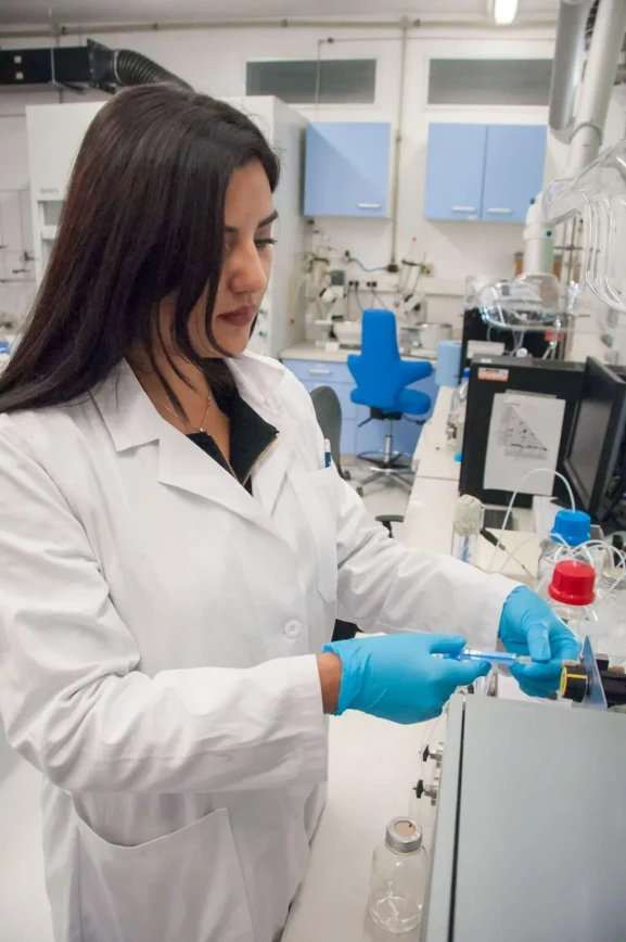 MBÚ AV ČR: Blízcí příbuzní prvních eukaryot využívají světlo jinak, než se doposud myslelo (Na fotografii je Daniela Bárcenas-Pérez v laboratoři)