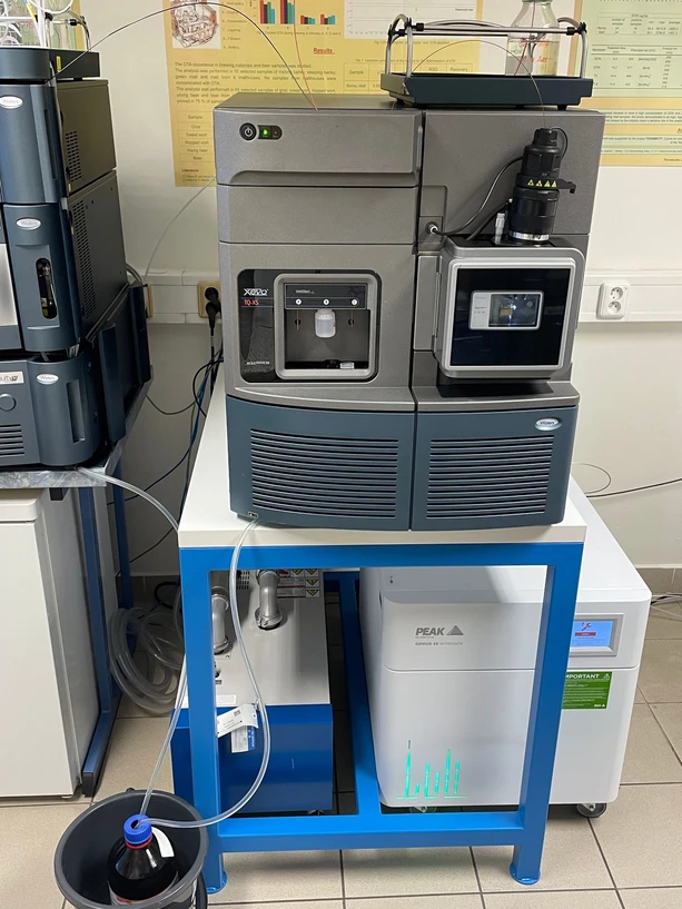 M&M Svářečská škola: Laboratorní stoly na míru - Waters Xevo TQ-XS