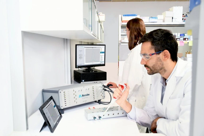Metrohm: Přístroj μStat-i Multi16 obsluhují dva uživatelé současně.