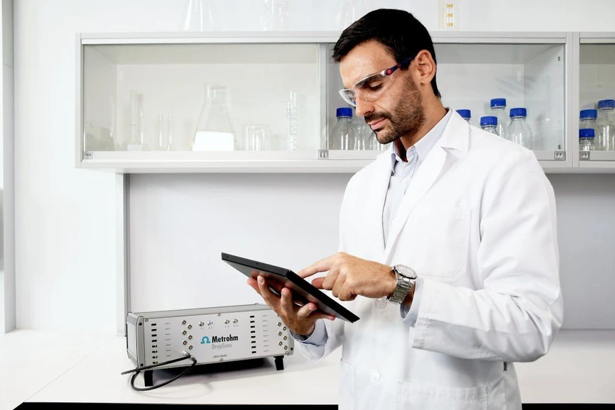 Metrohm: Přístroj μStat-i Multi16 se ovládá pomocí dálkového ovládání.