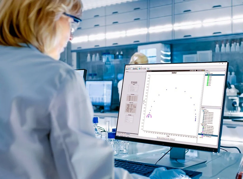 Metrohm: Výzkumník provádějící měření pomocí softwaru DropView 8400M, kde se Nyquistův graf získává pomocí MultiplEIS® v μStat-i MultiX.