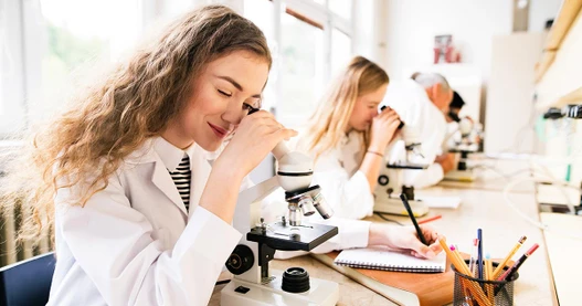 Nový program Bezva chemie od Nadace Experientia pro  zatraktivnění její výuky