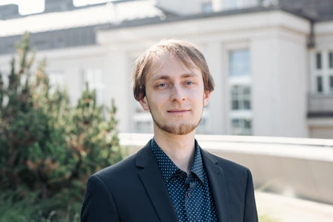 Připravujeme zářící organické materiály pro novou generaci displejů