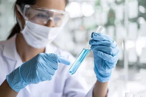 Spojené království představilo svůj první plán pro řešení „věčných chemikálií“. Proč je důležitý pro laboratoře