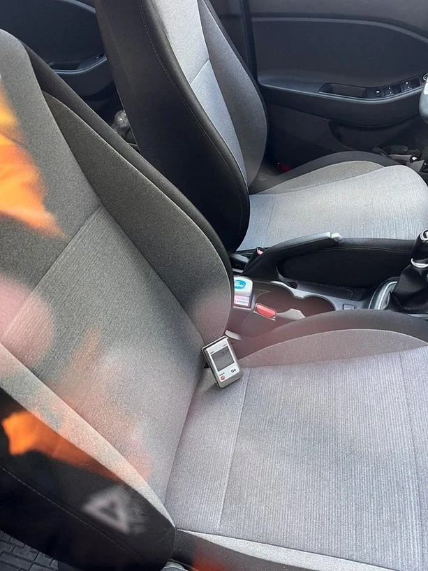 RECETOX: Teploměr zaznamenávající teploty během experimentu, které se později porovnávaly s venkovními teplotami (tohle během zimního experimentu).