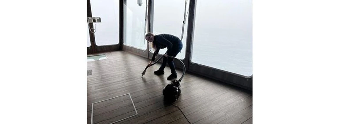 RECETOX: Nové poznatky o chemických látkách na výletních lodích: Odběr prachu pomocí vysavače.