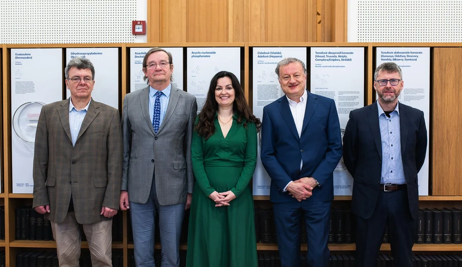 Tomáš Belloň/ÚOCHB: Založení firmy Taveren Therapeutics. Zleva: RNDr. Jiří Moos, ředitel i&i Prague; Miroslav Tvrzník, ředitel divize M&A a obnovitelných zdrojů společnosti bpd partners; Dr. Zuzana Kečkéšová, ÚOCHB; prof. Jan Konvalinka, ředitel ÚOCHB; MUDr. Milan Prášil, ředitel IOCB Tech