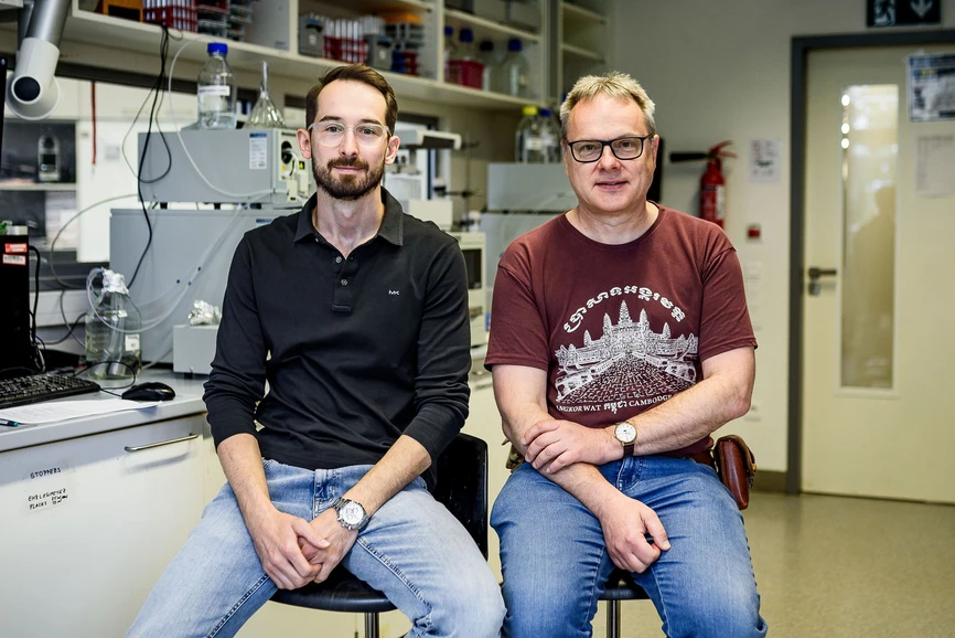 ÚOCHB/Tomáš Belloň: Nová technologie inovuje vývoj aptamerů, syntetických alternativ protilátek: Dr. Marek Ondruš, první autor studie, a prof. Michal Hocek, vedoucí vědecké skupiny Bioorganická a medicinální chemie nukleových kyselin, ÚOCHB