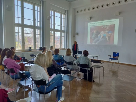 Potřebujeme ženské vzory, aby se dívky nebály do vědy jít, říká prof. Cecília Maria Arraiano, která navštívila ÚOCHB