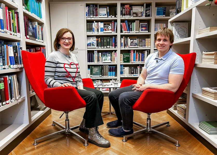 ÚOCHB/Tomáš Belloň – Podcast CHEmic #73 – Existují místa, kde stihnete dělat vynikající vědu cestou na oběd.