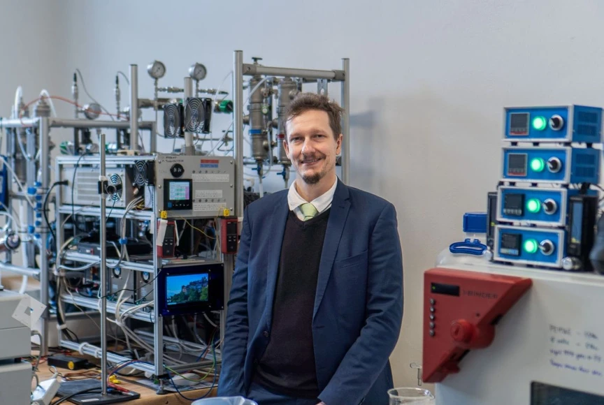 <p><strong>VŠCHT Praha: </strong>Zelený vodík: Výzkumný tým z VŠCHT hledá způsob, jak vracet drahé materiály z elektrolyzérů zpět do oběhu</p>