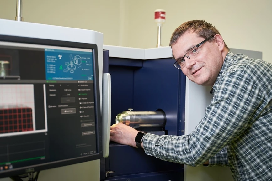 CEITEC: Skupina Jozefa Kaisera vyvíjí software pro giganta na poli rentgenových zařízení. Spokojenost Rigaku vedla k prodloužení spolupráce.