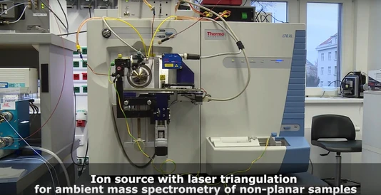 Iontový zdroj s laserovou triangulací pro ambientní hmotnostní spektrometrii neplanárních vzorků
