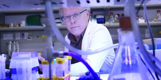 Vitamin C by mohl léčit vzácné druhy nádorů, zjistil mezinárodní tým vědců